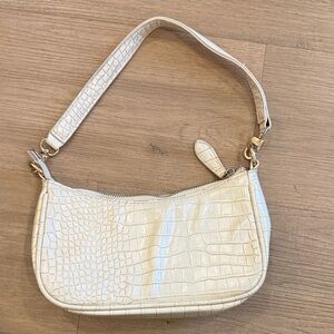 Elegant Cream Crocodile-Embossed Shoulder Bag